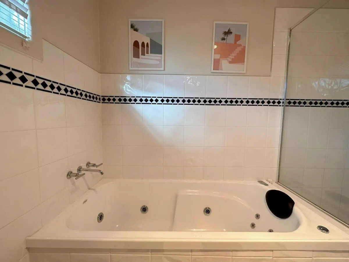 Tranquil Sunlit Retreat Close To Cbd And Airport Howrah Australia